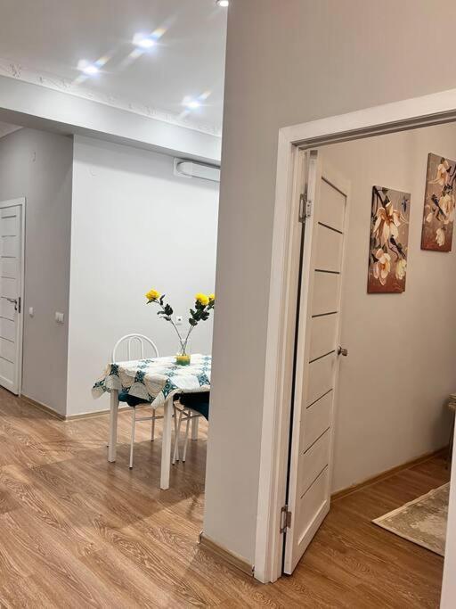 2-Х Комнатная В Золотом Квадрате Apartment Almatî Exterior foto