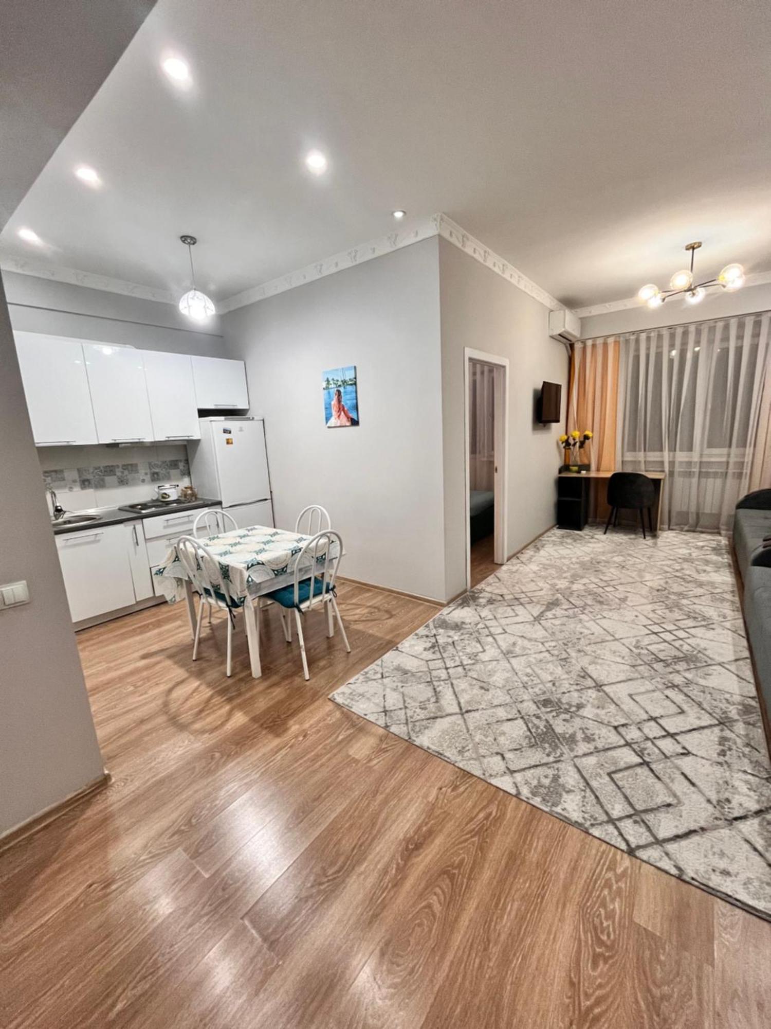 2-Х Комнатная В Золотом Квадрате Apartment Almatî Exterior foto